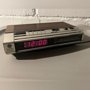 Vintage General Electric clock radio